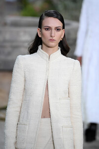 2055075240_ChanelRunwayParisFashionWeekHauteCoutureusPEC9ufEFcx.thumb.jpg.1c53a6a88ef9c4116545512948d6b8d4.jpg