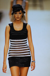 2075086255_chanel-ss-1994(10).thumb.jpg.52e77d50cb9de00cc7ff91c6f3246780.jpg