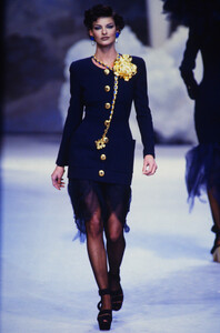 2075461777_chanel-hc-ss-1992(9).thumb.jpg.e30e1072112630a791d822cc413de6fd.jpg