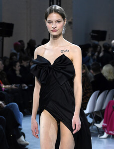 2088340592_AlexandreVauthierRunwayParisFashionWeekUKD3q1v1jWxx.thumb.jpg.98eabbdda940d836281b985ff27ab288.jpg