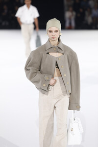 2095146385_JacquemusRunwayParisFashionWeekMenswearYFJLawWxme2x.thumb.jpg.1d6fc4b0572b7e7c02d8caa0928b5647.jpg