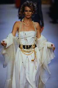 2112649561_chanel-hc-fw-1992(16).thumb.jpg.e4a2a70e3bde6aac2e56a4b918120bec.jpg