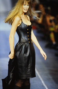 2113211461_chanel-fw-1993(3).thumb.jpg.9e4dfd54b9f5b5445a9d0fbdca1e2388.jpg