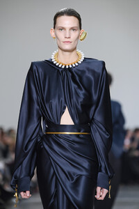 211976230_SchiaparelliRunwayParisFashionWeekHaute2nU_zp6doC_x.thumb.jpg.72d83462ae453722cc8f55c5f428b50a.jpg