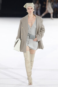 2121038793_JacquemusRunwayParisFashionWeekMenswearz27Q-7tQnnkx.thumb.jpg.3a55de0b3b8ab399b4d596b441aedcdb.jpg