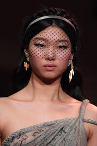 2121875803_DiorRunwayParisFashionWeekHauteCoutureAq6kcYwAfttx.thumb.jpg.b6202817c5e5a154808a618e6b8c282a.jpg