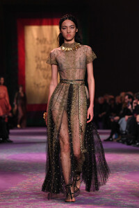 2125129886_DiorRunwayParisFashionWeekHauteCouturefm3etfL_CTAx.thumb.jpg.0349b9b198a16ba6ed35a4d4803b23ad.jpg