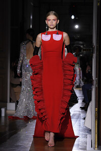 2142978465_ValentinoRunwayParisFashionWeekHauteONTkjplTuQ4x.thumb.jpg.dbe94b4db4f9948b01f2c20c4e685330.jpg