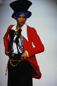 218013929_chanel-hc-fw-1992(7).thumb.jpg.01624c029591316a4e04828dbee99ebb.jpg
