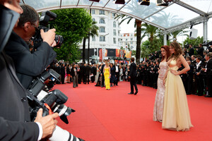 219968972_(8)LauryThilleman_DelphineWespiser_Cannes2013-05.thumb.jpg.7f43f1e36277345430f526bd3744c264.jpg