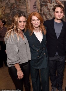 22292056-7796307-Style_The_Sex_The_City_actress_54_donned_a_grey_button_up_knit_s-m-15_1576480035441.jpg