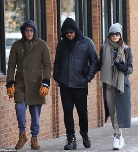 22472844-7811911-Third_wheel_Earlier_in_the_day_the_couple_were_spotted_enjoying_-a-2_1576804419440.jpg