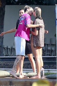 22844870-7840801-Friends_The_couple_were_joined_on_the_deck_by_their_vacation_pal-a-11_1577811945085.jpg