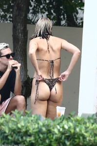22845180-7840801-Making_adjustments_Dua_ensures_her_bikini_is_in_place-a-13_1577811945346.jpg