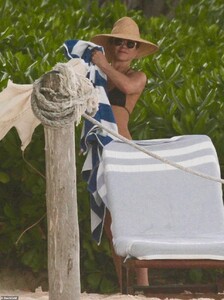22929374-7847021-Sunning_herself_Jennifer_Aniston_started_off_2020_by_working_on_-a-17_1578028907348.jpg