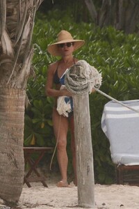 22929376-7847021-Preparing_for_awards_glory_Aniston_will_be_able_to_show_off_a_go-a-23_1578028907468.jpg