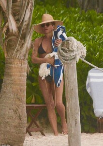 22929382-7847021-Beach_baby_Aniston_50_hit_the_sand_in_a_black_two_piece_that_acc-a-22_1578028907448.jpg
