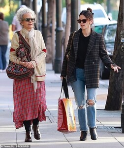 22970150-7850517-Gossiping_The_mother_daughter_outing_comes_just_three_days_after-a-32_1578106624684.jpg