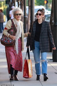 22970152-7850517-Mother_daughter_date_Rachel_Bilson_took_her_mom_out_for_a_lunch_-a-29_1578106624493.jpg