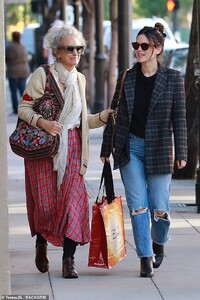 22970160-7850517-Her_look_Looking_chic_the_O_C_darling_paired_straight_light_wash-a-30_1578106624596.jpg