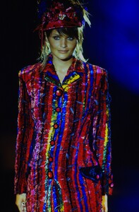 231990028_versace-hc-fw-1993(5).thumb.jpg.a8e729f02d8d77de4f3fb51212d7a94e.jpg