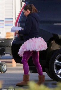 23228930-7872331-Wow_Jennifer_Garner_showcased_her_playful_side_as_she_sported_a_-m-10_1578645740039.jpg