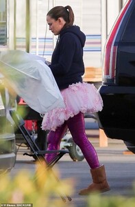23228932-7872331-Eye_catching_The_actress_47_turned_heads_as_she_rocked_a_pink_tu-m-11_1578645752935.jpg