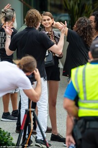 23388442-7886587-Professional_Cindy_Crawford_s_daughter_showed_off_her_endlessly_-a-9_1579020096813.jpg
