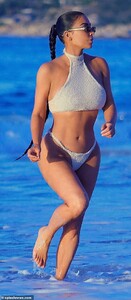 23394992-7887189-Poser_For_her_trip_she_wore_her_hair_off_her_face_in_a_long_brai-a-52_1579036062159.jpg