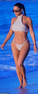 23394996-7887189-Living_her_best_life_The_reality_star_was_pictured_as_she_relaxe-a-53_1579036062173.jpg