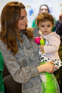 23445094-7891627-Kate_Middleton_38_showed_off_her_maternal_side_as_she_snuggled_u-a-5_1579145013298.jpg