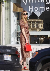 23446308-7891933-Accessorize_Whitney_pulled_a_bit_more_red_into_her_look_by_pairi-m-106_1579131055542.jpg
