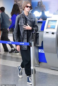 23446720-7891837-Coming_home_Kaia_Gerber_made_her_way_home_to_NYC_amid_reports_he-m-15_1579119627375.jpg