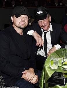 23466452-7893783-Kings_of_Hollywood_Leo_and_Sean_Penn_posed_for_a_shot_at_the_cha-a-10_1579162520119.jpg