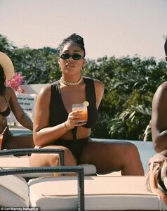 23528484-7899741-Cocktail_hour_in_the_sun_The_beauty_wore_a_black_suit_here_with_-a-7_1579281431431.jpg