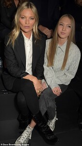 23533660-7900283-Fashionistas_Kate_Moss_and_daughter_Lila_Grace_Moss_Hack_put_on_-m-272_1579294659128.jpg