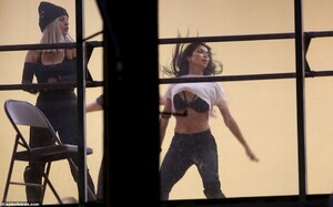 23533998-7900213-Giving_it_her_all_Nicole_Scherzinger_threw_her_arms_back_as_she_-m-161_1579288229342.jpg