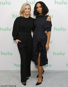 23541674-7900937-A_listers_Reese_Witherspoon_43_and_Kerry_Washington_42_chatted_a-a-186_1579302148639.jpg