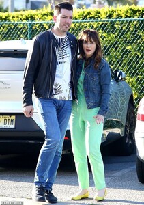 23567624-7902637-Precious_time_together_On_Saturday_Zooey_Deschanel_40_enjoyed_a_-a-23_1579379172350.jpg
