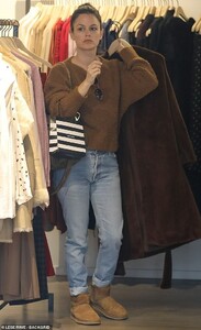 23657380-7909843-Ring_me_up_The_Hart_of_Dixie_actress_bundled_up_for_the_slightly-m-21_1579579284404.jpg