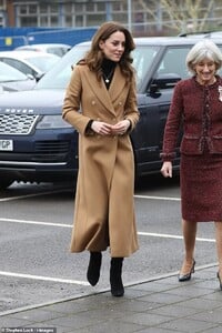 23719718-7915311-Cutting_a_stylish_figure_the_mother_of_three_opted_for_a_gold_me-a-2_1579695276909.jpg