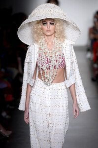 237209530_LaurenceChicoRunwaySeptember2019NewYorkhiDDaq0tFgjx.thumb.jpg.7f49e897a8ec764937d5d0ee41682fad.jpg