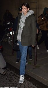 23739702-7917655-Kaia_cut_a_casual_figure_as_she_departed_the_show_in_a_grey_hood-m-64_1579722637249.thumb.jpg.05e396cb6d50bfe8a487060f6e35e7bc.jpg