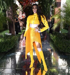 23871790-7929923-Canadian_beauty_Winnie_Harlow_25_made_her_way_back_to_Los_Angele-m-58_1580004108728.jpg