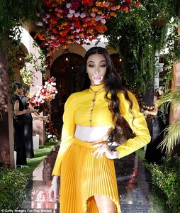 23871794-7929923-Standing_proud_In_a_flower_lined_entry_Winnie_looked_every_inch_-a-179_1579999520238.jpg