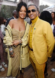 23875012-7929973-Star_studded_Roc_Nation_artist_Rihanna_posed_next_to_rapper_T_I_-m-49_1580003893255.jpg