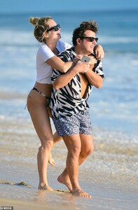23888816-7931145-Soaking_up_the_sun_Lottie_and_her_pal_didn_t_appear_to_have_a_ca-a-96_1580048564947.jpg