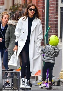 23938656-7934957-White_on_white_The_supermodel_accessorised_with_a_white_designer-a-86_1580148021212.jpg