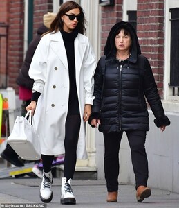23938662-7934957-Chic_Irina_Shayk_proved_she_knew_how_to_nail_a_comfortable_yet_s-m-90_1580148106191.jpg