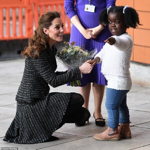 23975070-7937741-The_Duchess_was_met_outside_the_hospital_by_nine_year_old_patien-a-18_1580231260068.jpg